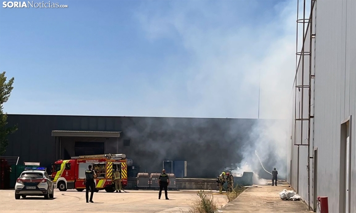 Sofocado el fuego en un contenedor del Centro Comercial Camaretas