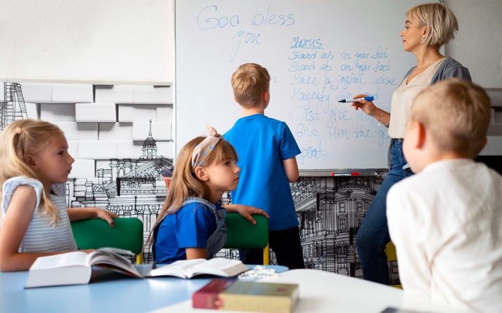La Junta y los sindicatos de Castilla y León sellan un preacuerdo que mejora las condiciones del profesorado