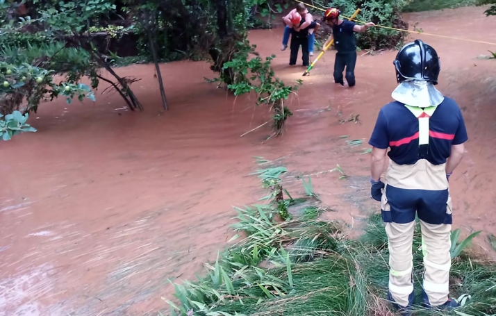 Bomberos de la Diputación rescatan a dos personas en Caracena por la fuerte tormenta