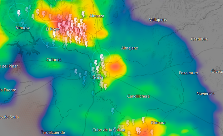 Intenso aparato eléctrico durante la tormenta de esta tarde en la capital