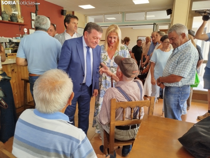 Luis Miguel González Gago visita el bar de Cubo de la Solana. 