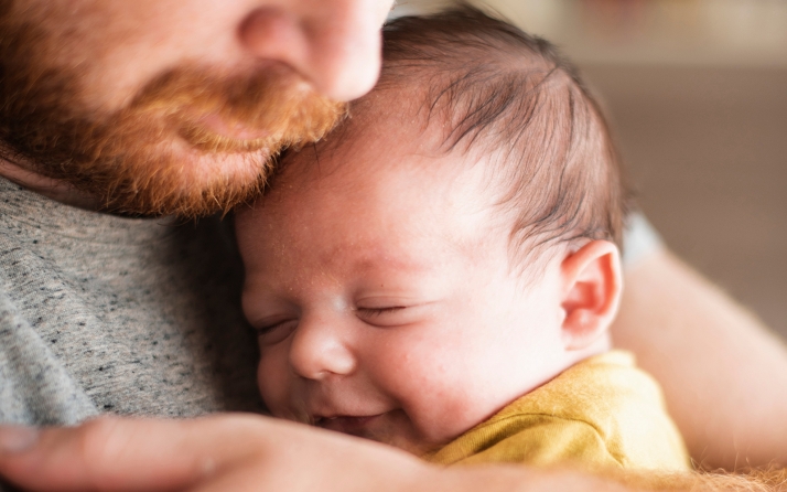 Un fallo pionero en Castilla y León obliga a la Junta a retribuir el permiso parental de ocho semanas