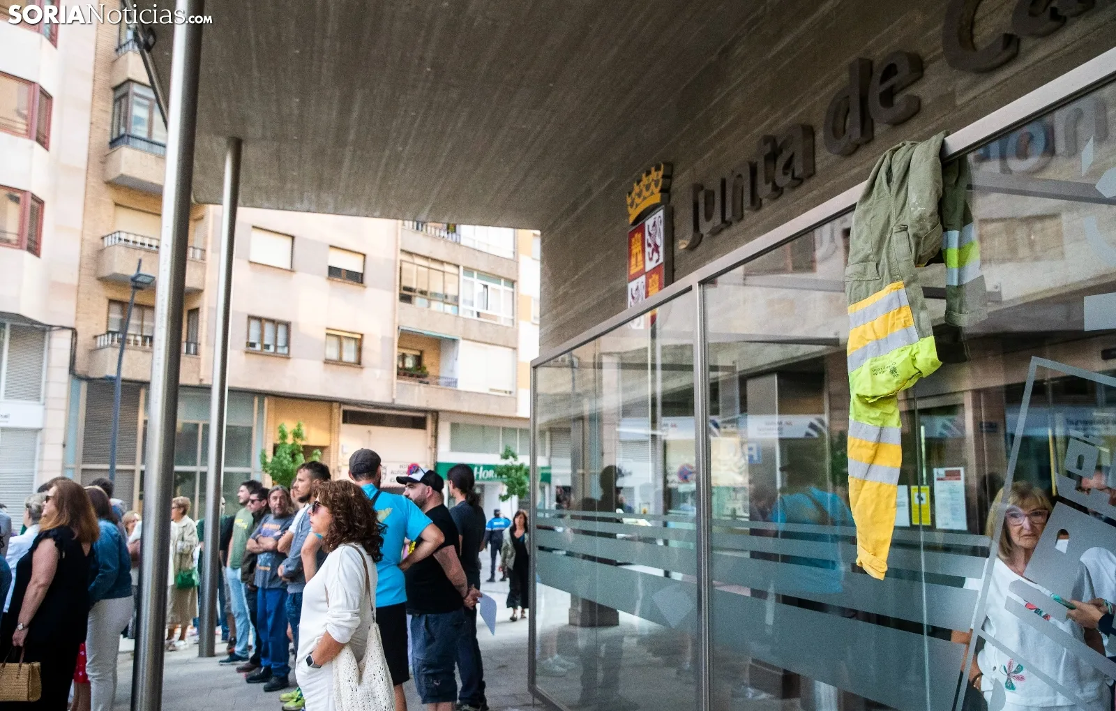 Foto 2 - Un centenar de personas se concentran ante la Junta de Castilla y Le&oacute;n en memoria de Nacho para exigir mejores medios laborales: &ldquo;Hemos ido 22 y volvemos 21&rdquo;