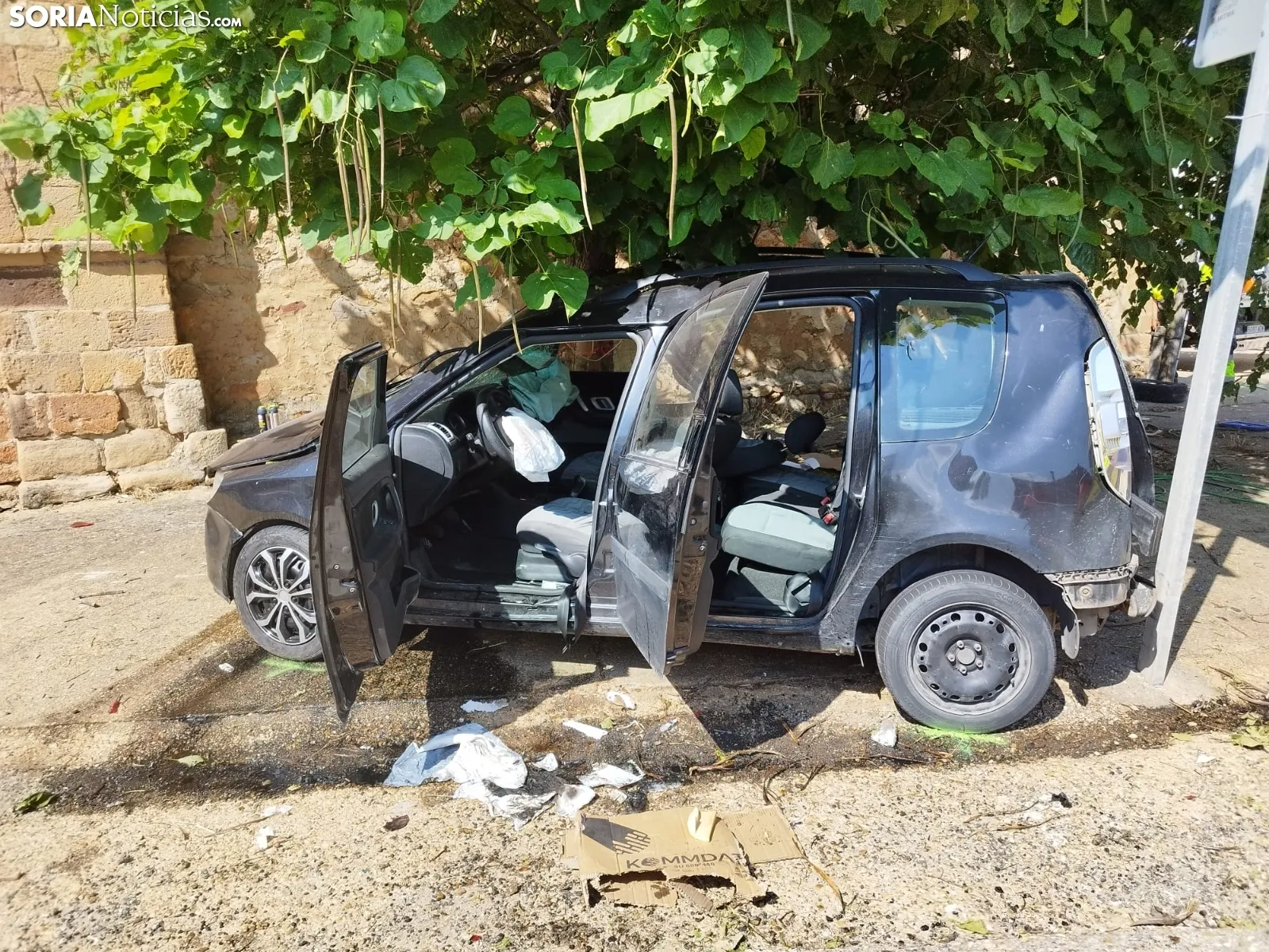 Foto 2 - Trasladados al hospital los tres heridos en el accidente de tr&aacute;fico de Ojuel