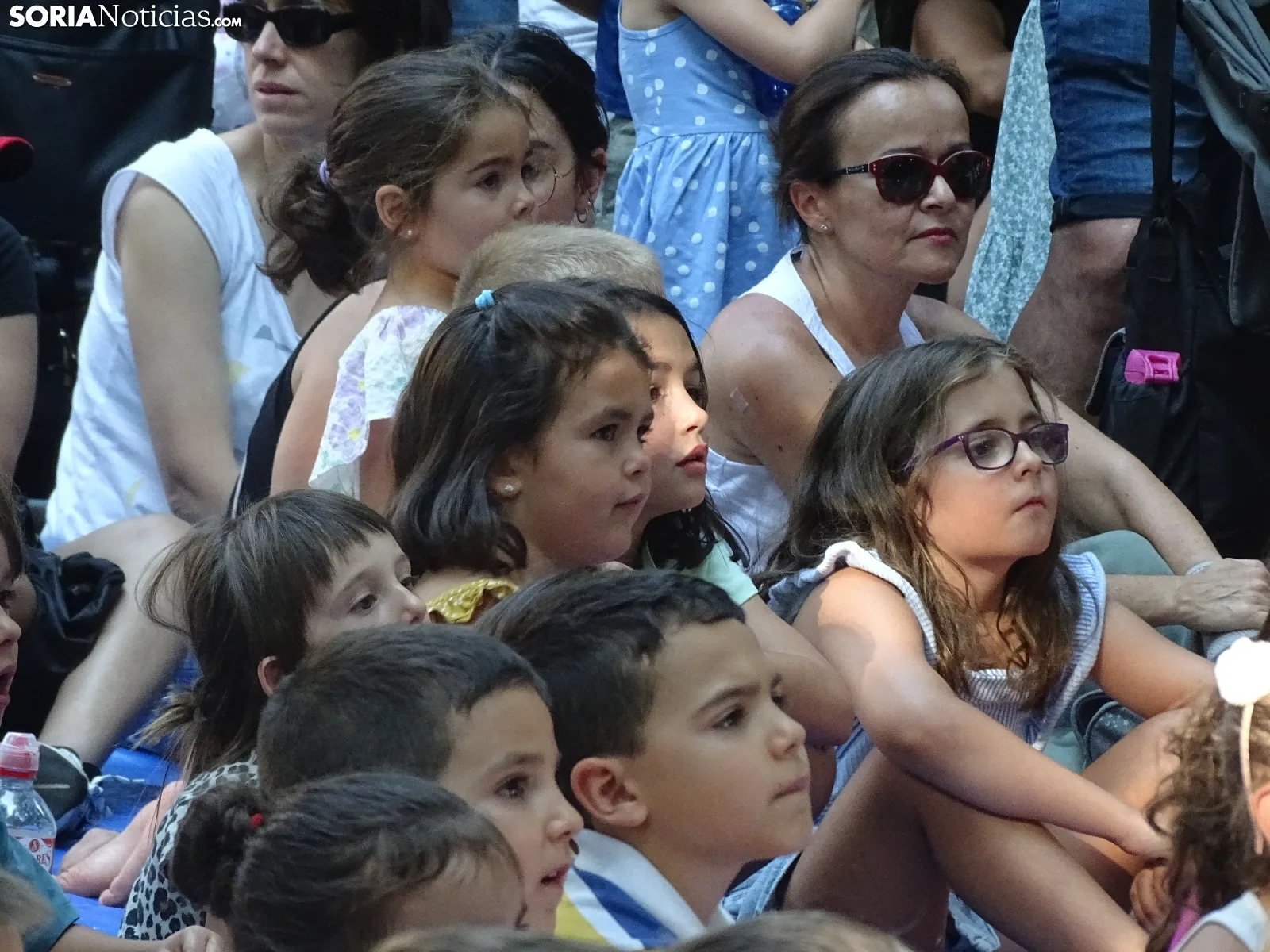 Foto 9 - FOTOS | Los m&aacute;s peque&ntilde;os disfrutan del teatro infantil en la Dehesa mientras aprenden con la moraleja de 'La gallina de los huevos de oro'