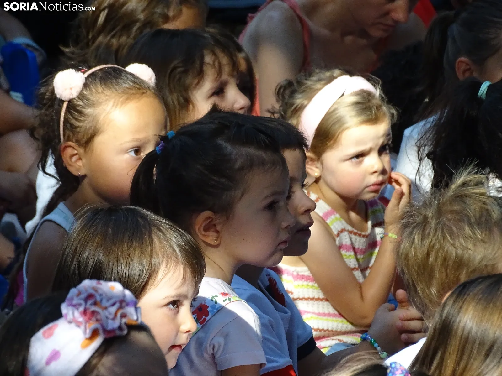 Foto 7 - FOTOS | Los m&aacute;s peque&ntilde;os disfrutan del teatro infantil en la Dehesa mientras aprenden con la moraleja de 'La gallina de los huevos de oro'