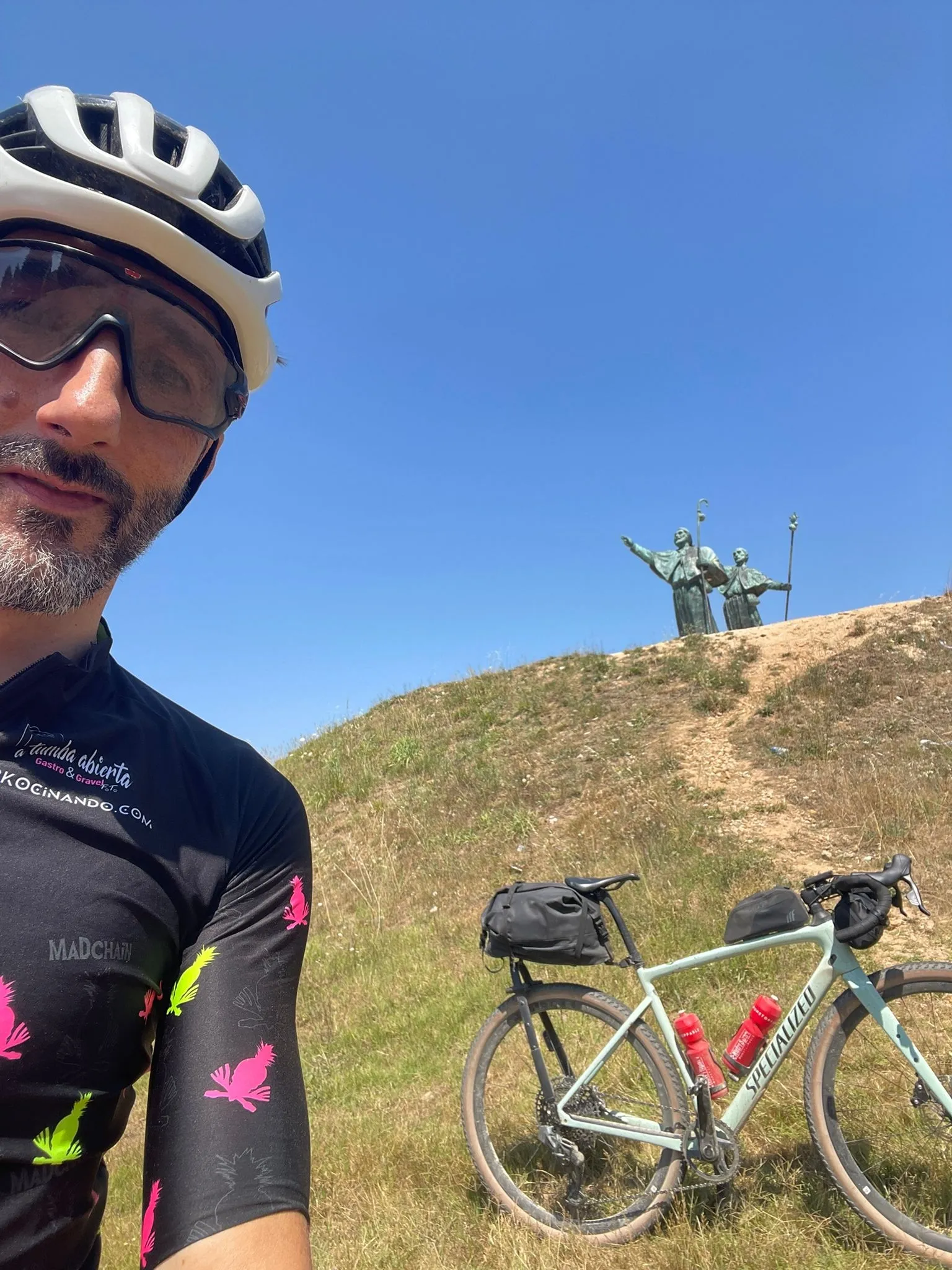Pinilla a lo largo de su viaje entre Soria y Santiago. Imágenes cedidas por él mismo.
