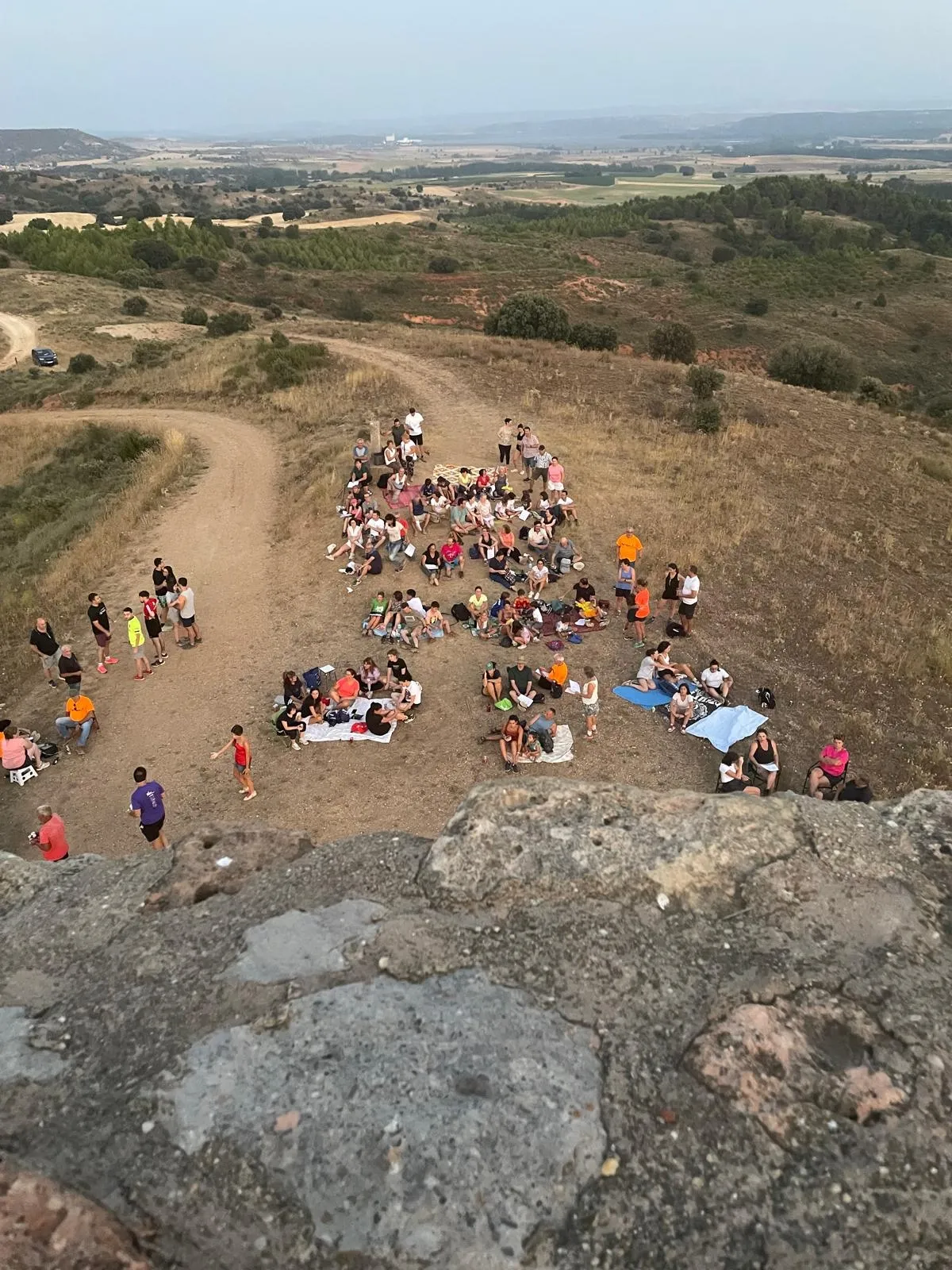 Foto 2 - Quintanilla de Tres Barrios celebra su tradicional Atalaya nocturna con un centenar de asistentes