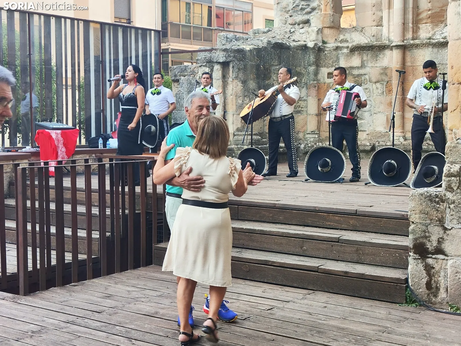 Foto 11 - Los mariachis dejan peque&ntilde;as las ruinas de San Nicol&aacute;s