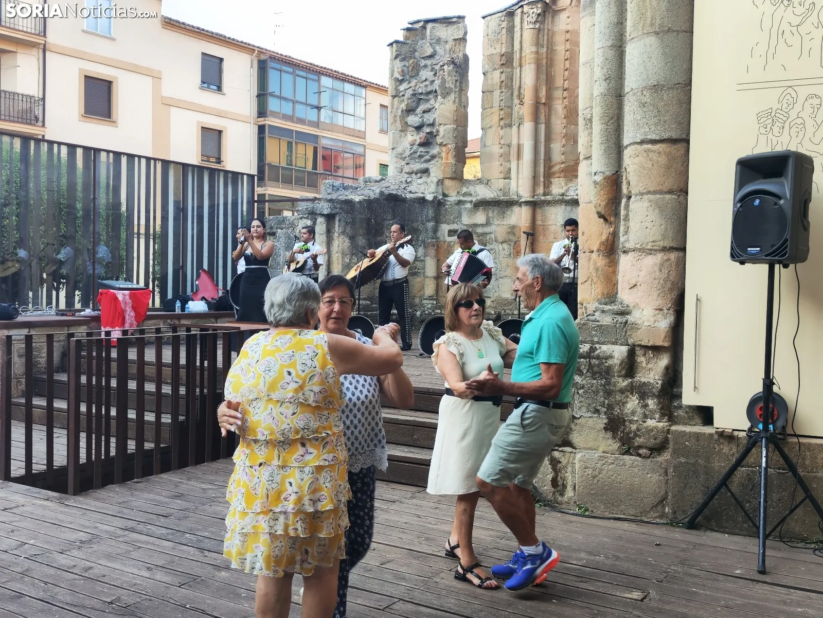 Foto 10 - Los mariachis dejan peque&ntilde;as las ruinas de San Nicol&aacute;s