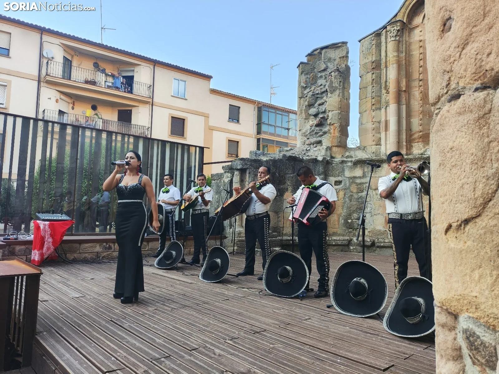 Foto 9 - Los mariachis dejan peque&ntilde;as las ruinas de San Nicol&aacute;s