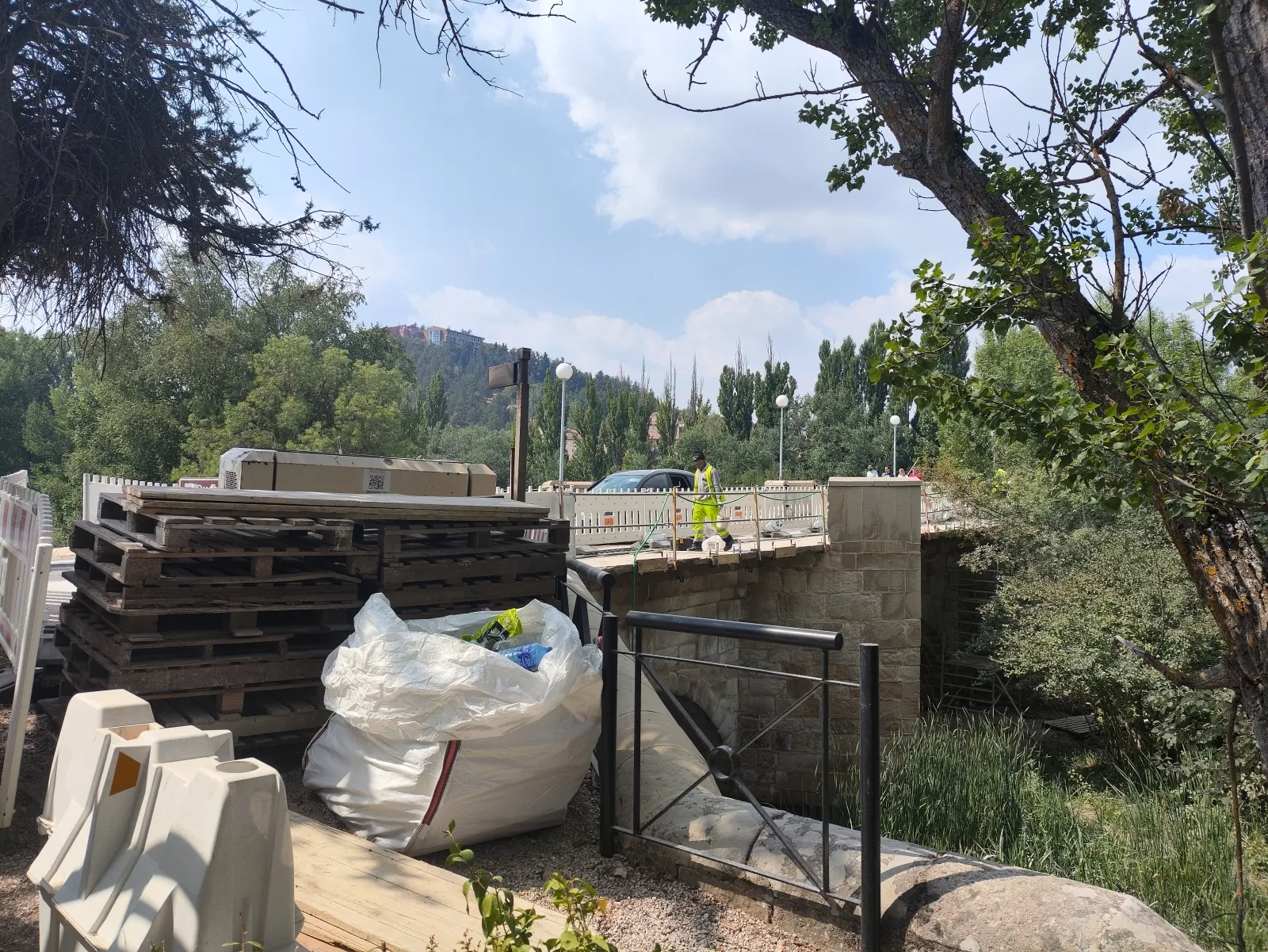 Foto 2 - Obras al 70%: de este modo avanza la rehabilitaci&oacute;n del Puente de Piedra con trabajos subacu&aacute;ticos y restauraci&oacute;n de farolas