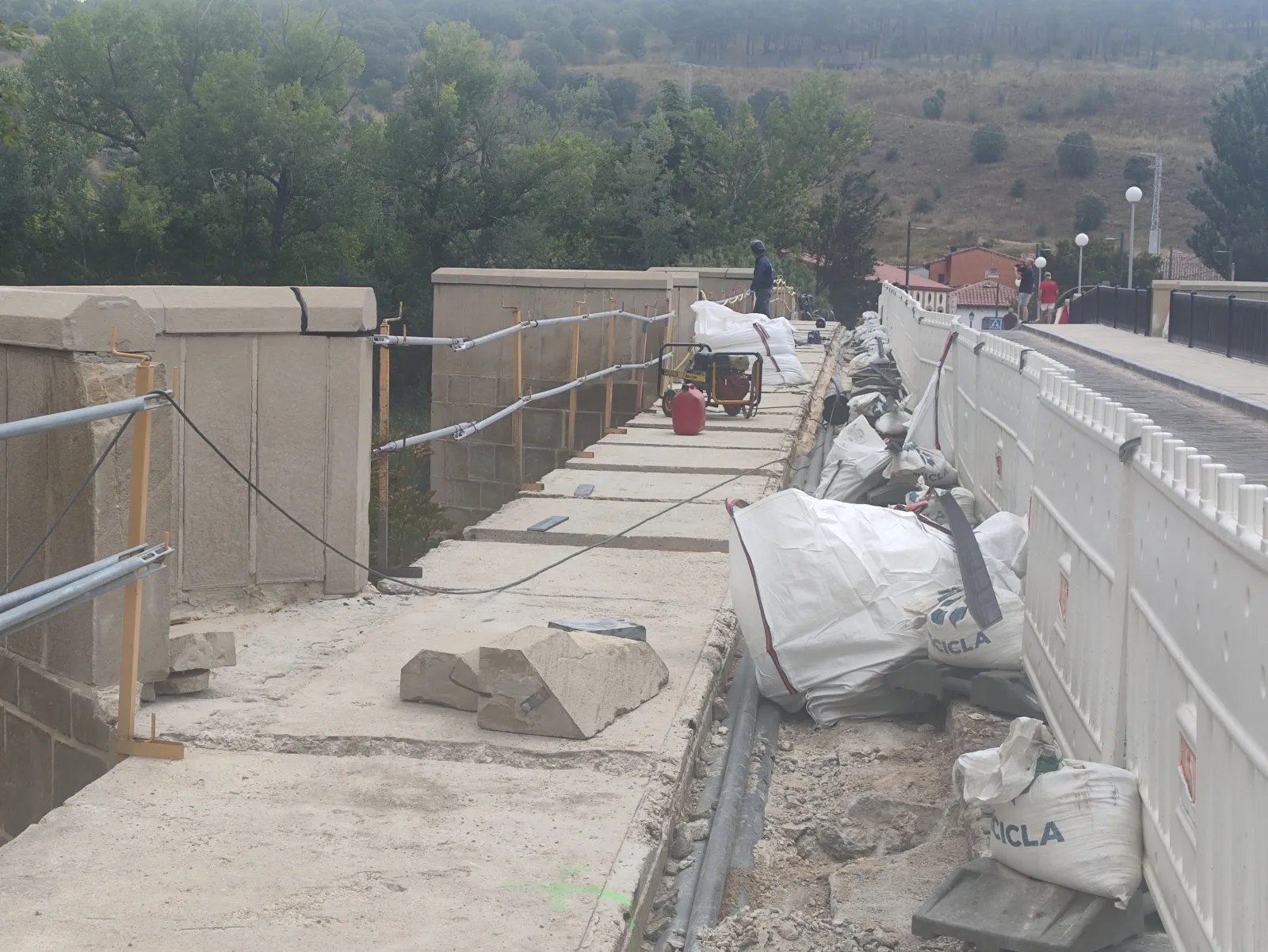 Foto 10 - Obras al 70%: de este modo avanza la rehabilitaci&oacute;n del Puente de Piedra con trabajos subacu&aacute;ticos y restauraci&oacute;n de farolas