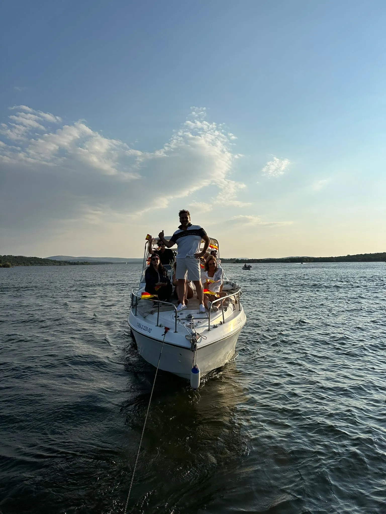 Foto 2 - La romer&iacute;a de la Virgen del Carmen vive su edici&oacute;n m&aacute;s surrealista: Desaparece la talla, se vuela su sustituta y se rompe el barco en el que iba el cura