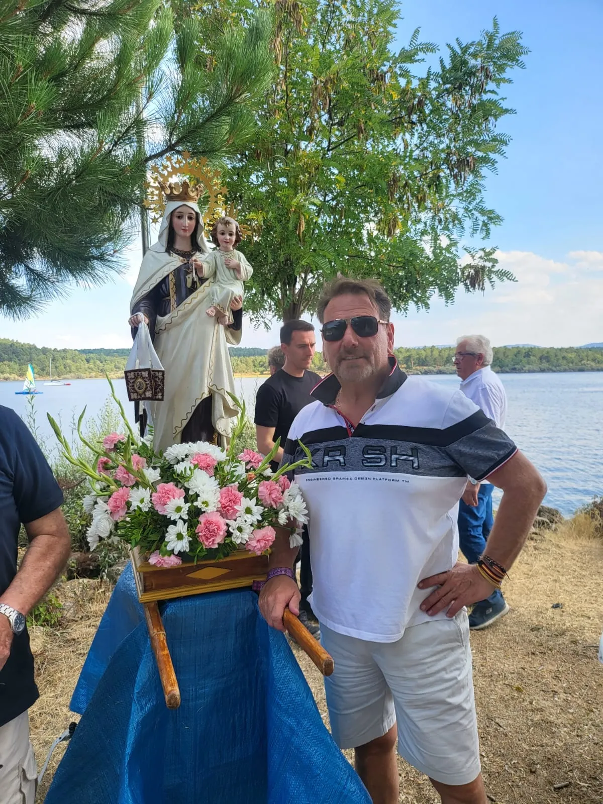 Foto 8 - La romer&iacute;a de la Virgen del Carmen vive su edici&oacute;n m&aacute;s surrealista: Desaparece la talla, se vuela su sustituta y se rompe el barco en el que iba el cura