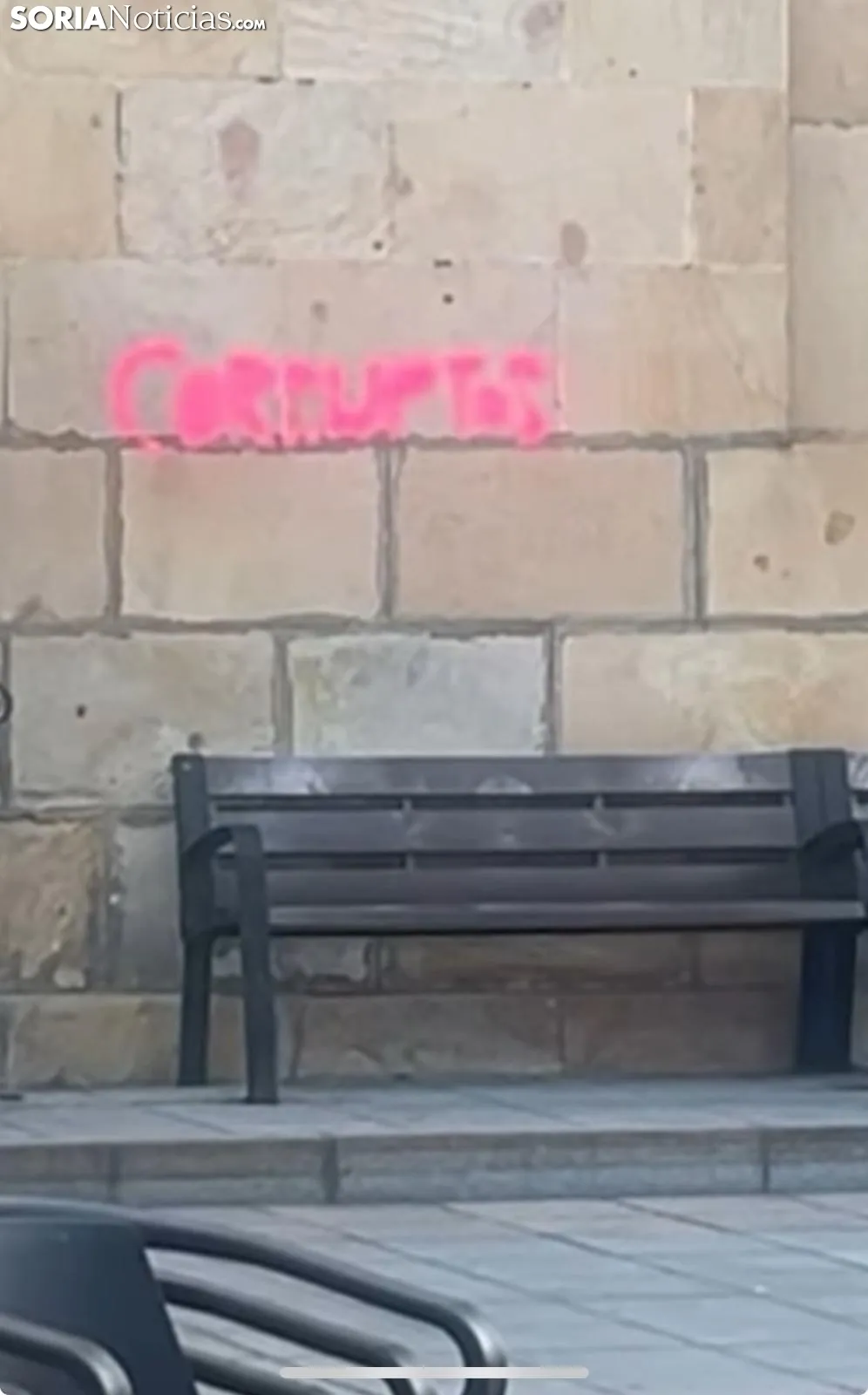 Foto 2 - Actos vand&aacute;licos en Covaleda: aparecen pintadas en la fachada del Ayuntamiento