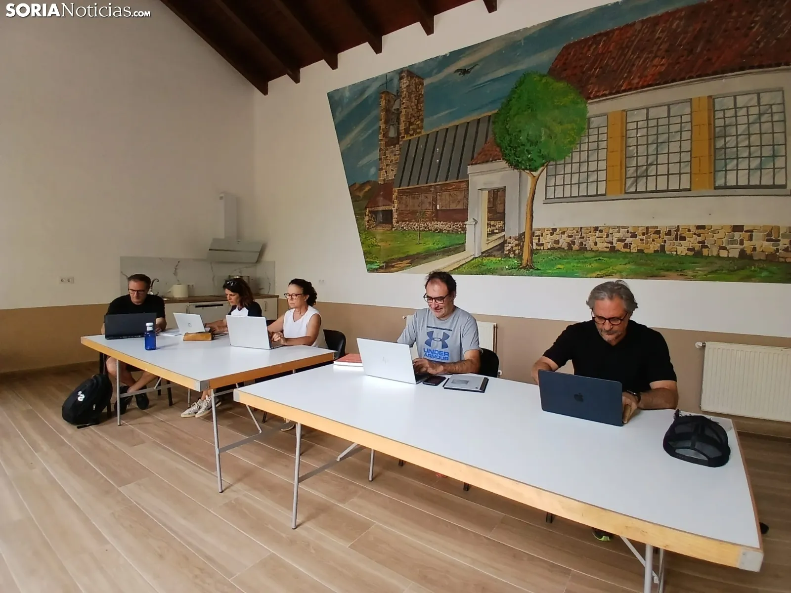 Vecinos de Barriomartín teletrabajando en la antigua escuela