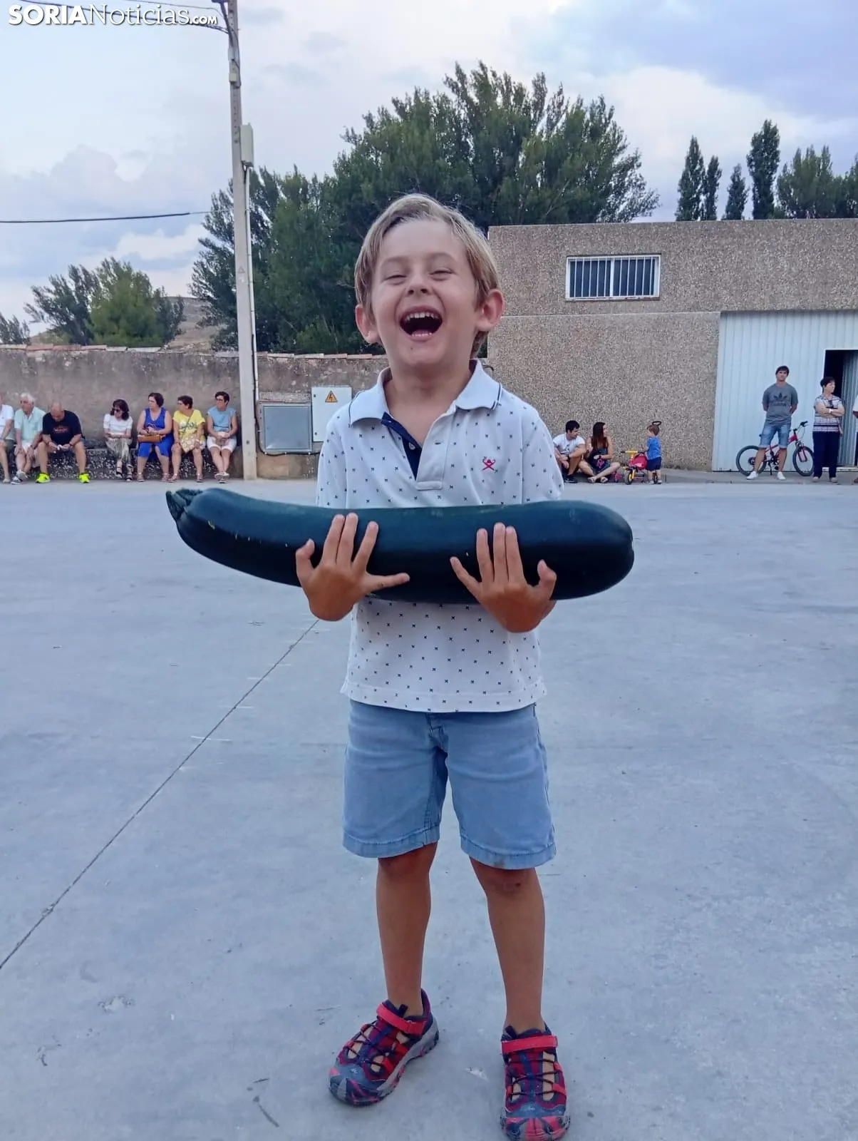 Saúl García portando su calabacín de 2kg