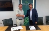 López (izda.) y Martínez, tras la rúbrica del acuerdo. 
