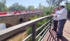 Cedazo (dcha.) y Antón contemplan las obras del puente. 