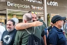 Foto 3 - Un centenar de personas se concentran ante la Junta de Castilla y Le&oacute;n en memoria de Nacho para exigir mejores medios laborales: &ldquo;Hemos ido 22 y volvemos 21&rdquo;