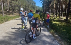 Los corredores, parados tras darse a conocer el accidente. 