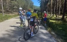 Los corredores, parados tras darse a conocer el accidente. 