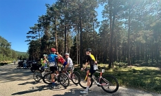 Corredores parados en Pinares tras darse a conocer el accidente. 