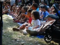 Foto 22 - FOTOS | Los m&aacute;s peque&ntilde;os disfrutan del teatro infantil en la Dehesa mientras aprenden con la moraleja de 'La gallina de los huevos de oro'