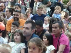 Foto 23 - FOTOS | Los m&aacute;s peque&ntilde;os disfrutan del teatro infantil en la Dehesa mientras aprenden con la moraleja de 'La gallina de los huevos de oro'