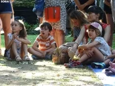 Foto 20 - FOTOS | Los m&aacute;s peque&ntilde;os disfrutan del teatro infantil en la Dehesa mientras aprenden con la moraleja de 'La gallina de los huevos de oro'