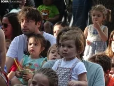 Foto 18 - FOTOS | Los m&aacute;s peque&ntilde;os disfrutan del teatro infantil en la Dehesa mientras aprenden con la moraleja de 'La gallina de los huevos de oro'