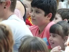 Foto 16 - FOTOS | Los m&aacute;s peque&ntilde;os disfrutan del teatro infantil en la Dehesa mientras aprenden con la moraleja de 'La gallina de los huevos de oro'