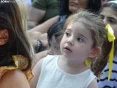 Foto 15 - FOTOS | Los m&aacute;s peque&ntilde;os disfrutan del teatro infantil en la Dehesa mientras aprenden con la moraleja de 'La gallina de los huevos de oro'