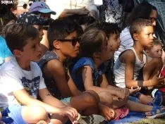 Foto 6 - FOTOS | Los m&aacute;s peque&ntilde;os disfrutan del teatro infantil en la Dehesa mientras aprenden con la moraleja de 'La gallina de los huevos de oro'