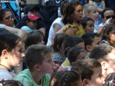 Foto 5 - FOTOS | Los más pequeños disfrutan del teatro infantil en la Dehesa mientras aprenden con la moraleja de 'La gallina de los huevos de oro'