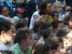 Foto 5 - FOTOS | Los m&aacute;s peque&ntilde;os disfrutan del teatro infantil en la Dehesa mientras aprenden con la moraleja de 'La gallina de los huevos de oro'