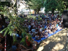 Foto 4 - FOTOS | Los más pequeños disfrutan del teatro infantil en la Dehesa mientras aprenden con la moraleja de 'La gallina de los huevos de oro'