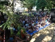 Foto 4 - FOTOS | Los m&aacute;s peque&ntilde;os disfrutan del teatro infantil en la Dehesa mientras aprenden con la moraleja de 'La gallina de los huevos de oro'