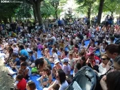 Foto 3 - FOTOS | Los m&aacute;s peque&ntilde;os disfrutan del teatro infantil en la Dehesa mientras aprenden con la moraleja de 'La gallina de los huevos de oro'