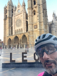 Pinilla a lo largo de su viaje entre Soria y Santiago. Imágenes cedidas por él mismo.