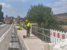 Foto 4 - Obras al 70%: de este modo avanza la rehabilitación del Puente de Piedra con trabajos subacuáticos y restauración de farolas