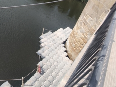 Foto 6 - Obras al 70%: de este modo avanza la rehabilitación del Puente de Piedra con trabajos subacuáticos y restauración de farolas