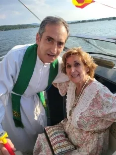 Foto 6 - La romer&iacute;a de la Virgen del Carmen vive su edici&oacute;n m&aacute;s surrealista: Desaparece la talla, se vuela su sustituta y se rompe el barco en el que iba el cura