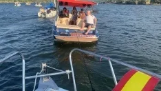 Foto 4 - La romer&iacute;a de la Virgen del Carmen vive su edici&oacute;n m&aacute;s surrealista: Desaparece la talla, se vuela su sustituta y se rompe el barco en el que iba el cura