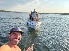 Foto 3 - La romer&iacute;a de la Virgen del Carmen vive su edici&oacute;n m&aacute;s surrealista: Desaparece la talla, se vuela su sustituta y se rompe el barco en el que iba el cura