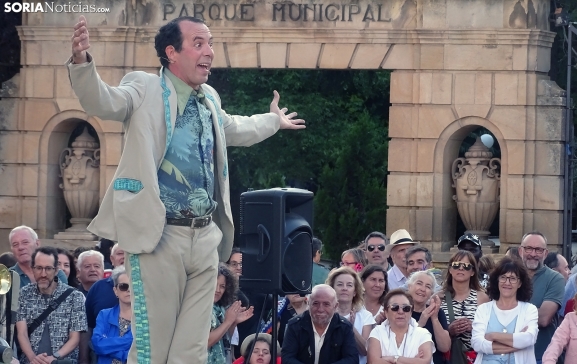 GALERÍA | Un seiscientos, un excéntrico artista y un público entregado en Granados