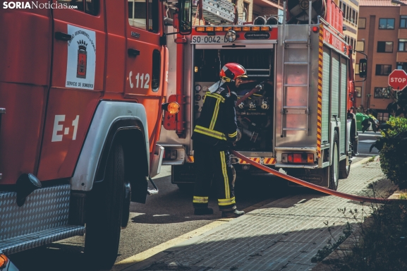 Un incendio afecta a la cubierta de una vivienda en Navalcaballo