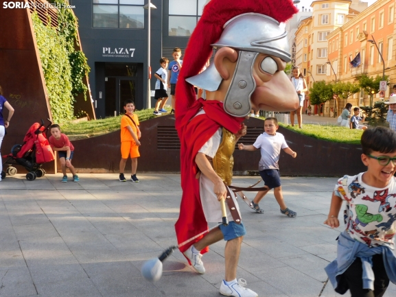 GALERÍA | Entre risas y carreras, los niños disfrutan de los cabezudos