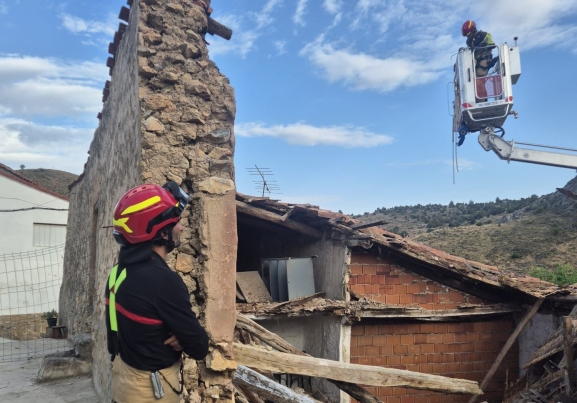 El derrumbe de una vivienda en Ciria obliga a la rápida actuación de los bomberos